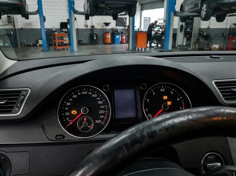 Painel com a luz do motor acesa
